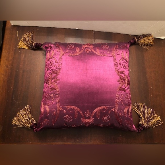 - Purple And Gold Pillow With Tassles. - Picture 1 of 3